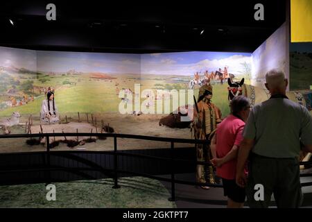 Diorama 'Lakota Buffalo Days' mostra uomini caccia e donne macellaio bufali mostra in Akta Lakota Museum & Culture Center.Chamberlain.South Dakota.USA Foto Stock