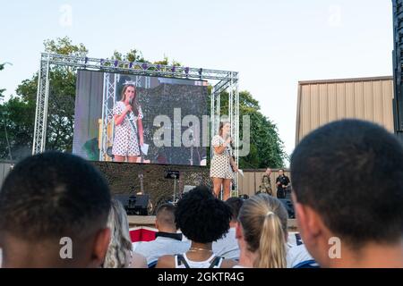 Camille Schrier, Miss America, si esibisce sul palco durante l'USO Summer Tour, 1 luglio 2021, presso la Joint base di San Antonio-Lackland, Texas. L'USO porta spettacoli a centinaia di migliaia di membri del servizio americano in tutto il mondo. Questo è il primo evento di persona dall'inizio della pandemia COVID-19 che ha colpito i membri del servizio statunitense in tutto il mondo. Foto Stock