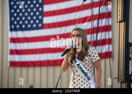 Camille Schrier, Miss America, si esibisce sul palco durante l'USO Summer Tour, 1 luglio 2021, presso la Joint base di San Antonio-Lackland, Texas. L'USO porta spettacoli a centinaia di migliaia di membri del servizio americano in tutto il mondo. Questo è il primo evento di persona dall'inizio della pandemia COVID-19 che ha colpito i membri del servizio statunitense in tutto il mondo. Foto Stock