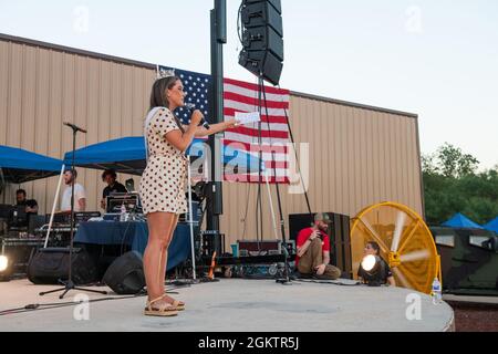 Camille Schrier, Miss America, si esibisce sul palco durante l'USO Summer Tour, 1 luglio 2021, presso la Joint base di San Antonio-Lackland, Texas. L'USO porta spettacoli a centinaia di migliaia di membri del servizio americano in tutto il mondo. Questo è il primo evento di persona dall'inizio della pandemia COVID-19 che ha colpito i membri del servizio statunitense in tutto il mondo. Foto Stock