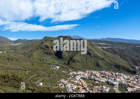 Passeggiate sulle montagne di Teno con splendida vista sulla città di Tamaimo, Tenerife, Gran Canaria, Spagna Foto Stock