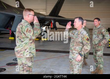 Il maggiore dell'aeronautica degli Stati Uniti Gen. Chad P. Franks, comandante dell'aeronautica militare 15 (centro di destra), restituisce un saluto al personale Sgt. Zane Baker, 325th Aircraft Maintenance Squadron responsabile dell'equipaggio (a sinistra), presso la base dell'aeronautica militare Eglin, Florida, 1 luglio 2021. Baker ha ricevuto una moneta da Franks per la sua leadership e il suo duro lavoro durante il suo tempo con la 325th AMXS e 43rd Aircraft Maintenance Unit. Foto Stock