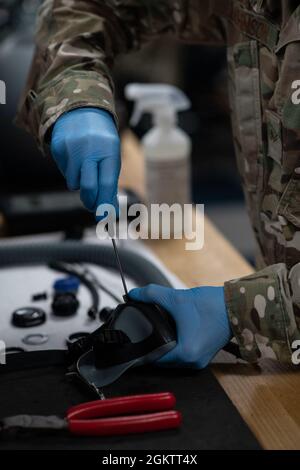 US Air Force Airman 1st Class Kyle Johnson, 325th Operations Support Squadron Aircrew volo attrezzature journeyman, sostituisce una vite su una maschera di ossigeno presso Eglin Air Force base, Florida, 1 luglio 2021. Gli specialisti delle attrezzature di volo dell'equipaggio preparano e mantengono le forniture necessarie per consentire ad Airmen di volare in qualsiasi situazione. Foto Stock