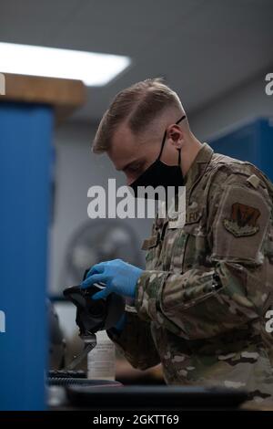 US Air Force Airman 1st Class Kyle Johnson, 325th Operations Support Squadron Aircrew volo attrezzature journeyman, ispeziona una maschera di ossigeno sulla base Eglin Air Force base, Florida, 1 luglio 2021. Gli specialisti delle attrezzature di volo dell'equipaggio sono addestrati a preparare e mantenere paracadute, kit di sopravvivenza, caschi di volo e maschere per l'ossigeno, per garantire che tutte le attrezzature di volo e di sicurezza siano in ordine. Foto Stock
