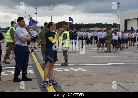 U.S. Air Force 86° Airlift Wing Command Chief Master Sgt. Hope Skibitsky rallegra i corridori sulla linea del flightline alla base aerea di Ramstein, Germania, 1 luglio 2021. Skibitsky ed altri hanno partecipato alla corsa 5K per aumentare il morale e la forma fisica come le valutazioni di idoneità inizio. Foto Stock