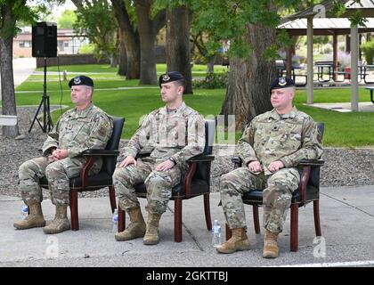 Christopher Neiman (a sinistra), 377a comandante e presidente del gruppo delle forze di sicurezza, officia la 377a cerimonia di cambio di comando delle forze di sicurezza Squadron, dove il Major Daniel Beaudoin (al centro) cede il comando al Lt. Adam Morgan (a destra) alla base dell'aeronautica di Kirtland, N.M., 1 luglio 2021. Il 377a SFS è responsabile della sicurezza e della difesa di oltre 23,000 persone, che comprendono 108 partner di missione, che coprono l'installazione di 52,000 acri. Foto Stock