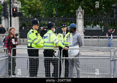 Parlamento, Londra, Regno Unito. 15 settembre 2021. Un giovane uomo nero gridava all'edificio del Parlamento. Perché prende il mio passaporto. La polizia lo arresta fuori da Parliament Square, Londra, Regno Unito. 2019-09-15. Credit: Picture Capital/Alamy Live News Foto Stock