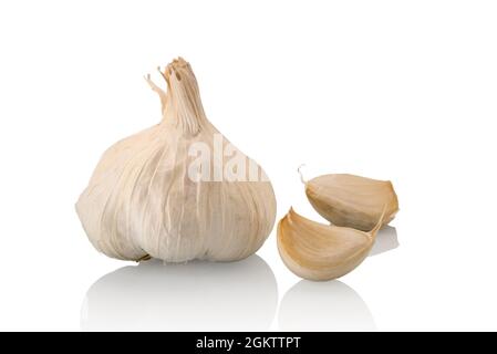 Testa d'aglio con due spicchi d'aglio isolati su sfondo bianco Foto Stock