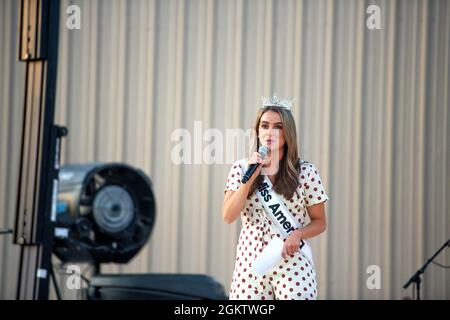 Camille Schrier, Miss America, si esibisce sul palco durante l'USO Summer Tour, 1 luglio 2021, presso la Joint base di San Antonio-Lackland, Texas. L'USO porta spettacoli a centinaia di migliaia di membri del servizio americano in tutto il mondo. Questo è il primo evento di persona dall'inizio della pandemia COVID-19 che ha colpito i membri del servizio statunitense in tutto il mondo. Foto Stock