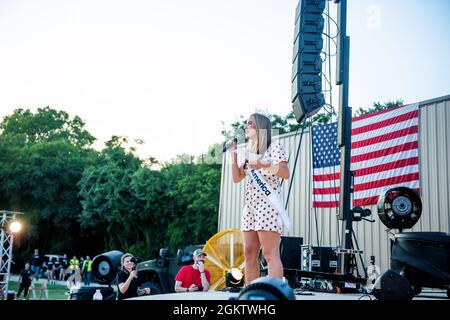 Camille Schrier, Miss America, si esibisce sul palco durante l'USO Summer Tour, 1 luglio 2021, presso la Joint base di San Antonio-Lackland, Texas. L'USO porta spettacoli a centinaia di migliaia di membri del servizio americano in tutto il mondo. Questo è il primo evento di persona dall'inizio della pandemia COVID-19 che ha colpito i membri del servizio statunitense in tutto il mondo. Foto Stock