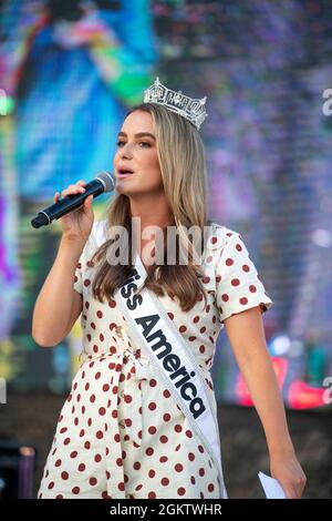 Camille Schrier, Miss America, si esibisce sul palco durante l'USO Summer Tour, 1 luglio 2021, presso la Joint base di San Antonio-Lackland, Texas. L'USO porta spettacoli a centinaia di migliaia di membri del servizio americano in tutto il mondo. Questo è il primo evento di persona dall'inizio della pandemia COVID-19 che ha colpito i membri del servizio statunitense in tutto il mondo. Foto Stock