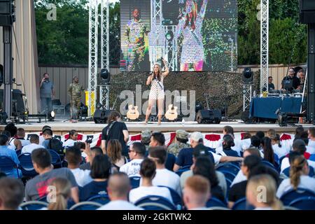 Camille Schrier, Miss America, si esibisce sul palco durante l'USO Summer Tour, 1 luglio 2021, presso la Joint base di San Antonio-Lackland, Texas. L'USO porta spettacoli a centinaia di migliaia di membri del servizio americano in tutto il mondo. Questo è il primo evento di persona dall'inizio della pandemia COVID-19 che ha colpito i membri del servizio statunitense in tutto il mondo. Foto Stock