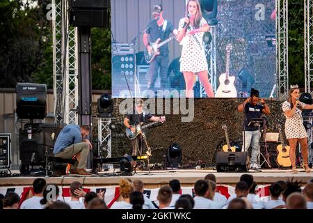 Camille Schrier (a destra), Miss America, si esibisce sul palco durante l'USO Summer Tour, 1 luglio 2021, presso la Joint base di San Antonio-Lackland, Texas. L'USO porta spettacoli a centinaia di migliaia di membri del servizio americano in tutto il mondo. Questo è il primo evento di persona dall'inizio della pandemia COVID-19 che ha colpito i membri del servizio statunitense in tutto il mondo. Foto Stock