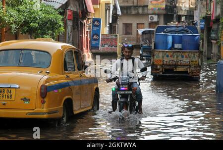 Kolkata, India. 15 settembre 2021. I veicoli si muovono su una strada navigabile dopo una pioggia pesante a Kolkata, India, 15 settembre 2021. Credit: Str/Xinhua/Alamy Live News Foto Stock