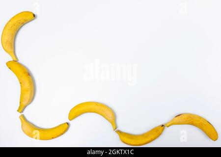 Banane mature su sfondo blu vista dall'alto Foto Stock