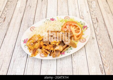 Piatto di kebab misto con riso e lattuga con pomodoro. Pollo alla griglia e agnello Foto Stock