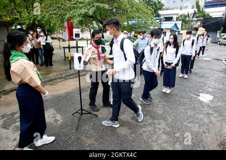 Phnom Penh, Cambogia. 15 settembre 2021. Gli studenti sono in coda per lo screening della temperatura corporea presso la Preah Sisowath High School di Phnom Penh, Cambogia, 15 settembre 2021. Le scuole superiori e secondarie in Cambogia hanno riaperto gradualmente mercoledì dopo che la maggior parte della popolazione della nazione del sud-est asiatico è stata vaccinata contro COVID-19. Credit: Sovannara/Xinhua/Alamy Live News Foto Stock