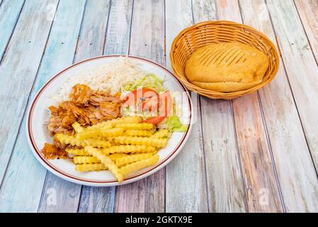 Menu di kebab da asino con carne di pollo alla griglia tritata, patatine fritte, un lato di riso bianco e lattuga iceberg con pomodoro a fette e pane pita caldo Foto Stock