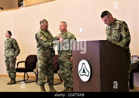 Comando Sgt. Paul Mantha, ex comandante di Fort McCoy Garrison maggiore, riceve la Legione di Merit in una cerimonia speciale di presentazione dei premi il 1 luglio 2021, a Fort McCoy, Il comandante della guarnigione, il colon Michael poss, ha assegnato a Mantha il premio per i suoi due anni di successi come leader e consigliere della guarnigione tra i più quotati. Mantha si trasferì ad un nuovo incarico a Fort Bragg, N.C. Foto Stock