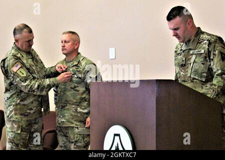 Comando Sgt. Paul Mantha, ex comandante di Fort McCoy Garrison maggiore, riceve la Legione di Merit in una cerimonia speciale di presentazione dei premi il 1 luglio 2021, a Fort McCoy, Il comandante della guarnigione, il colon Michael poss, ha assegnato a Mantha il premio per i suoi due anni di successi come leader e consigliere della guarnigione tra i più quotati. Mantha si trasferì ad un nuovo incarico a Fort Bragg, N.C. Foto Stock