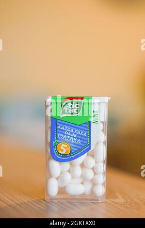 POZNAN, POLONIA - Apr 13, 2016: Un primo piano di Tic TAC scatola di plastica con piccolo, caramella di menta dura su un tavolo con spazio copia Foto Stock