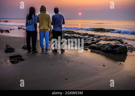 Tre adolescenti guardano l'Alba che è bloccata da una nuvola di fumo che ha percorso tremila miglia dagli incendi boschivi sulla costa occidentale. Foto Stock