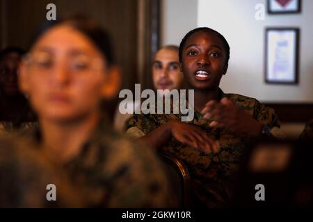 CPL del corpo marino degli Stati Uniti. Evelyn Baafuor, Right, un responsabile dei sistemi di dati presso il Marine Air-Ground Task Force Network Operations Center, III Marine Expeditionary Force, fornisce un contributo a una discussione durante il Simposio di Opha May Johnson presso il Castello di Tengan, Camp Courtney, Okinawa, Giappone, 2 luglio, 2021. I partecipanti al simposio hanno discusso vari argomenti, tra cui la salute mentale, il corso dell’ufficiale di fanteria, il superamento delle avversità e l’avere figli mentre sono in servizio. Foto Stock