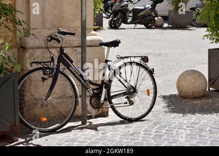 Italia, Roma, Piazza della Pigna, parcheggio bici Foto Stock