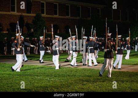 Marines con il Silent Drill Platoon condurre la loro sequenza "caos" durante la sfilata del venerdì sera a Marine Barracks Washington, 2 luglio 2021. David G. Bellon, Marine Corps Forces Reserve, Marine Corps Forces South, e l'ospite d'onore è stato l'onorevole Jack Bergman, rappresentante degli Stati Uniti per il primo Distretto del Congresso del Michigan. Foto Stock