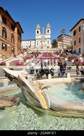 Italia, Roma, Piazza di Spagna, Fontana della Barcaccia e Piazza di Spagna Foto Stock