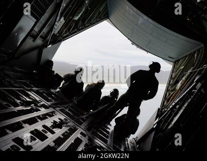 L'equipaggio di aerei americano e australiano assegnato al 1° Squadron Special Operations e al n° 37 Squadron, rispettivamente, osservano dalla rampa di un MC-130J Air Commando II al largo della costa del nuovo Galles del Sud, Australia durante l'esercizio Teak Action 21, 3 luglio 2021. Tutto il personale americano in esercizio era tenuto a completare una quarantena di 14.5 giorni all'ingresso in Australia, garantendo che la formazione e le operazioni su scala completa potessero essere condotte in modo sicuro. Foto Stock