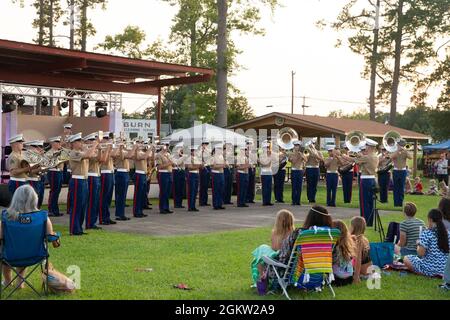 I Marines degli Stati Uniti assegnati alla seconda banda dell'Ala dell'aeroplano marino si esibiscono per i residenti dell'area di Greater Havelock durante un concerto del giorno dell'Indipendenza al Parco cittadino di Havelock, Carolina del Nord, 3 luglio 2021. Il concerto ha offerto ai Marines l'opportunità di impegnarsi con la comunità. Foto Stock