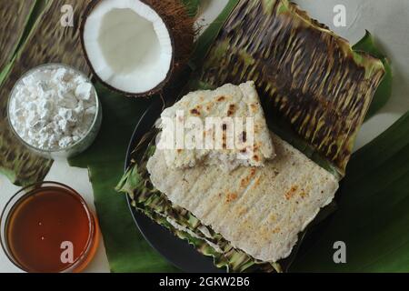 Arrowroot Ottada è uno snack sano e sano. Realizzato con arrowroot macinato mescolato con cocco. Cotto su una tawa come appam avvolto con foglia di banana. Foto Stock