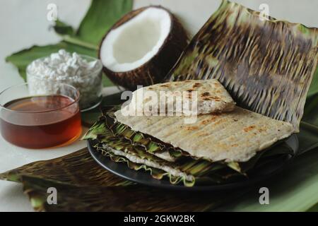 Arrowroot Ottada è uno snack sano e sano. Realizzato con arrowroot macinato mescolato con cocco. Cotto su una tawa come appam avvolto con foglia di banana. Foto Stock