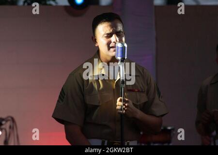 U.S. Marine Corps Sgt. Gilbert Villagrana, trombettista per la seconda banda della Marine Aircraft Wing, canta durante un concerto dell'Independence Day al Havelock City Park, North Carolina, 3 luglio 2021. Il concerto ha offerto ai Marines l'opportunità di impegnarsi con la comunità. Foto Stock