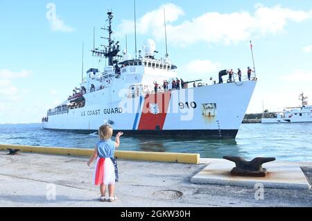 Un membro della famiglia Waves Arrivederci per l'equipaggio della Cutter Thetis della Guardia Costiera, (WMEC-910) come sono entrati in corso per il clima inclemente davanti alla tempesta tropicale Elsa a Key West, Florida 4 luglio 2021. Gli equipaggi della Guardia Costiera proteggono le loro navi, attrezzature e infrastrutture durante una tempesta tropicale o un uragano, in modo che siano disponibili per sostenere le missioni della Guardia Costiera di ricerca marittima, salvataggio e ricostituzione dei porti. Foto Stock