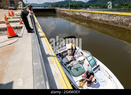 Mikayla Newman, un ranger fluviale per il corpo dell'esercito degli Stati Uniti del distretto di Pittsburgh, parla ai boaters a Lock and Dam 2, Allegheny River, dirigendosi allo spettacolo dei fuochi d'artificio a Pittsburgh, 4 luglio 2021. Le chiuse e le dighe del distretto di Pittsburgh sono aperte tutto l'anno, anche durante le festività federali, per i navigatori per attività ricreative e per le chiatte commerciali che navigano in modo sicuro. Foto Stock