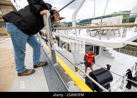 Un operatore di blocco per il corpo dell'esercito degli Stati Uniti degli ingegneri Pittsburgh District a Lock and Dam 2, Allegheny River, parla con un boater che si dirige allo spettacolo dei fuochi d'artificio a Pittsburgh, 4 luglio 2021. Le chiuse e le dighe del distretto di Pittsburgh sono aperte tutto l'anno, anche durante le festività federali, per i navigatori per attività ricreative e per le chiatte commerciali che navigano in modo sicuro. Foto Stock