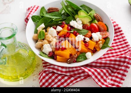 Insalata di zucca al butternut con feta e ceci arrostiti cibi sani Foto Stock