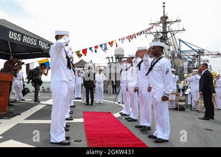 ODESSA, Ucraina (4 luglio 2021) il presidente ucraino Volodymyr Zelensky, centro, è rung a bordo del cacciatorpediniere missilistico guidato di classe Arleigh Burke USS Ross (DDG 71), nel porto di Odessa, Ucraina durante l'esercizio Sea Breeze, 4 luglio 2021. Exercise Sea Breeze è un esercizio marittimo multinazionale coospitato dalla Sesta flotta degli Stati Uniti e la Marina Ucraina nel Mar Nero dal 1997. Sea Breeze 2021 è progettato per migliorare l'interoperabilità delle nazioni partecipanti e rafforzare la sicurezza marittima e la pace all'interno della regione. Foto Stock