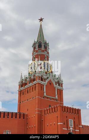 La Torre Spasskaya del Cremlino di Mosca sulla Piazza Rossa, con un orologio enorme e cinque stelle in cima - la stella rossa a cinque punte ha spesso servito come un simbo Foto Stock