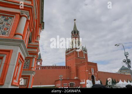 La Torre Spasskaya del Cremlino di Mosca sulla Piazza Rossa, con un orologio enorme e cinque stelle in cima - la stella rossa a cinque punte ha spesso servito come un simbo Foto Stock