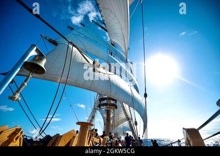 L'equipaggio di USCGC Eagle (WIX 327) salpa nell'Atlantico, il 5 luglio 2021. Eagle sta attualmente conducendo corsi estivi di formazione Cadet nella leadership in mare e nello sviluppo professionale, prima visitando il Portogallo, poi l'Islanda, seguita dalle Bermuda. Foto Stock