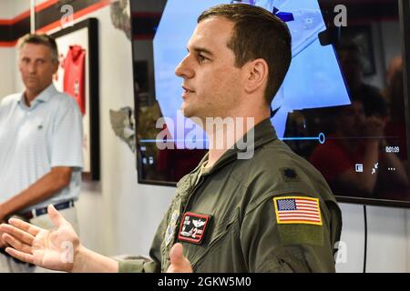 Nicholas Arthur parla ad Airmen, amici e familiari durante una cerimonia informale alla Joint base McGuire-Dix-Lakehurst, N.J., 1 luglio 2021. La cerimonia si è svolta nella sala Duce Heritage e ha onorato il tempo dello squadrone con il KC-10 e lavorando insieme agli ingegneri di volo dell'aeromobile. Foto Stock