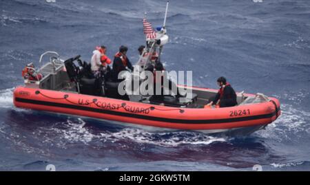 I membri dell’equipaggio della Cutter Thetis della Guardia Costiera dispiegano la piccola barca della taglierina per salvare le persone in acqua a circa 32 miglia a sud-est di Key West, Florida, 7 luglio 2021. La Guardia Costiera e un buon Samaritano hanno salvato 13 persone dall'acqua. Foto Stock