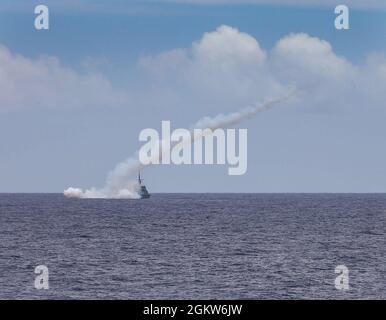 La Repubblica di Singapore Frigate RSS tenacious (FFC 71) lancia unilateralmente un missile anti-nave harpoon durante un esercizio missilistico a fuoco vivo con il cacciatorpediniere missilistico guidato di classe Arleigh Burke USS Benfold (DDG 65) durante Pacific Griffin 2021. Pacific Griffin è considerato l'impegno bilaterale più complesso e incentrato sulla guerra tra entrambe le marine e rappresenta un investimento continuo nel rafforzamento della solida partnership tra gli Stati Uniti e la Repubblica di Singapore. Foto Stock