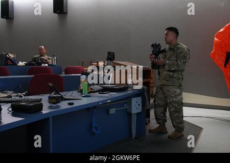 Personale Sgt. Luke Kea Hawaii Guardia Nazionale, 93.a armi di distruzione di massa - il team di supporto civile dimostra le procedure più efficaci di indossare maschera a gas ai membri del Dipartimento di polizia di Kauai, Kauai, Hawaii, 06 luglio 2021. La 93a WMD-CST della Guardia Nazionale delle Hawaii ha condotto una formazione congiunta con le agenzie di risposta alle emergenze Kauai, tra cui il Dipartimento dei vigili del fuoco di Kauai, il Dipartimento della polizia di Kauai e il Dipartimento della Salute delle Hawaii per perfezionare e far rispettare l'interoperabilità delle risposte delle contee delle Hawaii in un materiale naturale o artificiale pericoloso (HAZMAT) o chimico, biologico, radiologico, nucleare (CBRN) Foto Stock