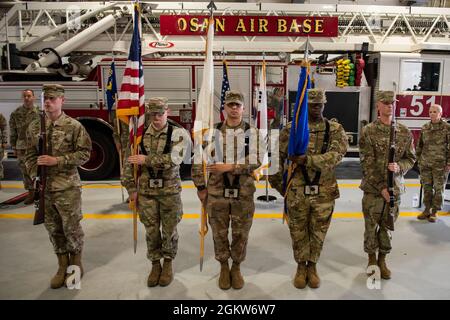 La 51° guardia d'onore dell'ala dei combattenti pubblica i colori durante la 51° assunzione di Squadron da parte dell'ingegnere civile della cerimonia di comando presso la base aerea di Osan, Repubblica di Corea, 6 luglio 2021. Foto Stock