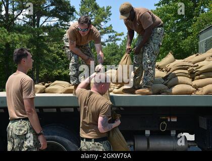 Sailors from Navy Expeditionary Logistics Support Group ha riempito e organizzato sacchi di sabbia in preparazione per la tempesta tropicale Elsa. Foto Stock