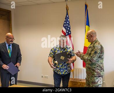 Il col. NICU Tiperciuc, capo rumeno della sezione di coordinamento dei progetti di infrastruttura all'interno del Ministero della Difesa, riceve una lettera di apprezzamento dal col. Andrew Conant, gruppo di supporto di area-comandante del Mar Nero alla base aerea di Mihail Kogalniceanu in Romania, 7 luglio 2021 . Tiperciuc ha dimostrato un supporto eccezionale a EUCOM attraverso la ricerca, la creazione e il coordinamento del supporto organizzativo per garantire la gestione critica dell'ingegneria rumena di numerosi progetti statunitensi in Romania. La professionalità e l'impegno di Tiperciuc riflettono un grande merito su se stesso, il Ministero della Difesa Nazionale e il pe Foto Stock